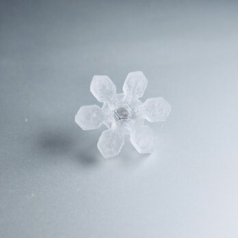雪、ついてるよ　no.17 雪の結晶　ピンブローチ　星形角板