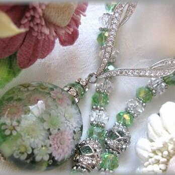 お花いっぱいのとんぼ玉を水晶(天然石)と合わせた豪華なペンダントネックレスの画像