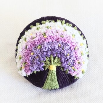 白と紫のかすみ草の花束　刺繍ブローチの画像