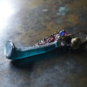 銀化ブルーローマングラスとたわわなガーネット、ハーキマーダイヤモンド、ネパールベルの片耳ピアス