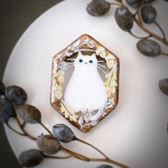 白ねこのブローチ　秋冬　ステンドグラスブローチ