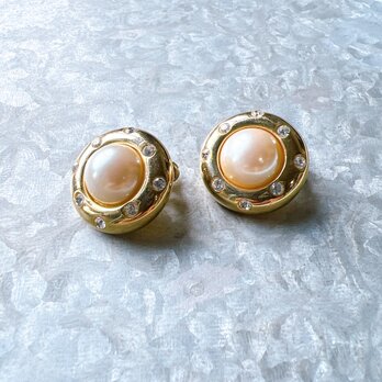 Y597-ヴィンテージイヤリング・U.S.A. 1980s Gold Tone Faux Pearl Rhinestoneの画像