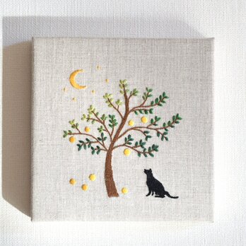 手刺繍・ファブリックパネル 「月が落ちた夜と猫」の画像