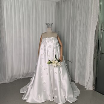 ウエディングドレス ベアトップ 可愛い 光沢サテン 花モチーフ ビーズ ファスナー 結婚式/披露宴の画像