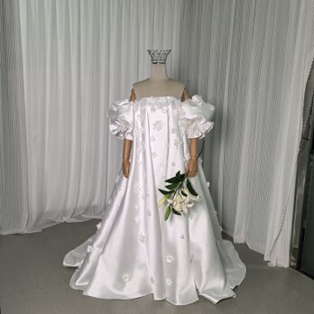 ウエディングドレス ベアトップ フリル袖 可愛い 光沢サテン 花モチーフ ビーズ ファスナー 結婚式/披露宴の画像