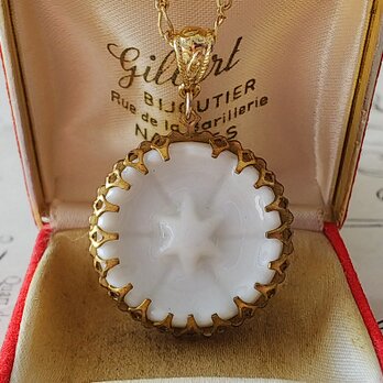 フランス　アンティーク　白い星のボタン（ porcelain製）のネックレスの画像