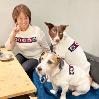 「フルオーダー作品」大人ベスト と 愛犬2頭 お揃いニット〜お花のモチーフ ベスト＆セーターの画像