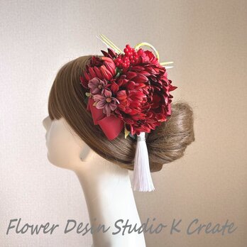 着物髪飾りに♡真っ赤な和菊と白いタッセルのヘアクリップ　菊　マム　赤　コスモス　水引　白　成人式　和装婚　袴　前撮りの画像