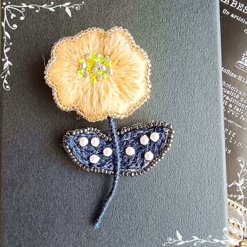 デイジーの刺繍のブローチ①の画像