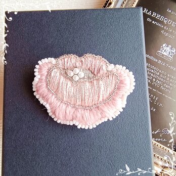 ピオニーの刺繍のブローチの画像