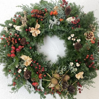 実がいっぱい大きなクリスマスリースの画像