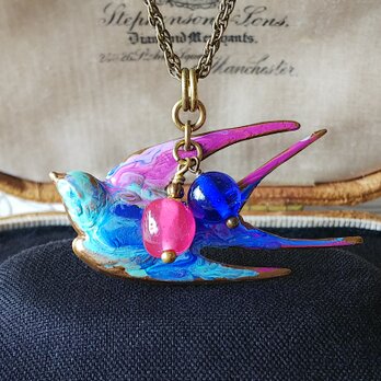 ヴィンテージ　ツバメ（真鍮／エナメル）とBlue&PinKビーズのネックレス