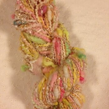 アートヤーン（手紡ぎ糸）うすピンク系　約65ｍ、111ｇの画像