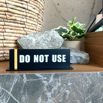 【送料無料】「DO NOT USE」BLACKサインスタンド アクリルサイン 触らないで 使用禁止 使用しないでの画像