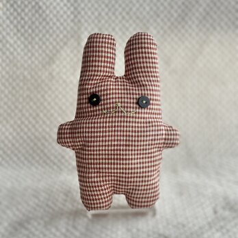 茶色チェックのちびウサギのぬいぐるみの画像