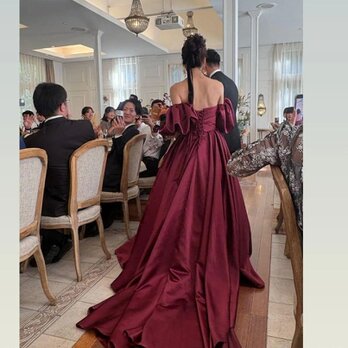 実例写真！ボルドー色 カラードレス 取り外し袖 ファスナー 光沢サテン プリンセスライン 前撮りの画像