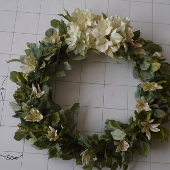 緑に白い可憐な花のリースの画像