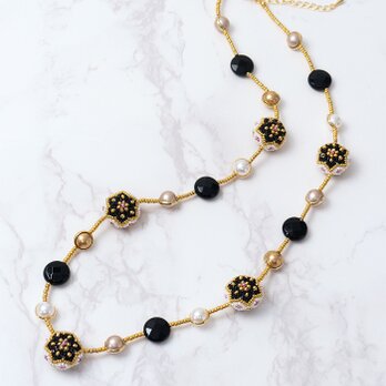 【お買い得商品】花模様のコイン形パーツネックレス・ブラックの画像