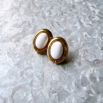 PM48-【 Monet 】モネ・ヴィンテージピアス 1980s White cabochon oval gold-toneの画像