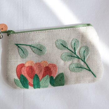 「赤い花」手刺繍ポーチの画像