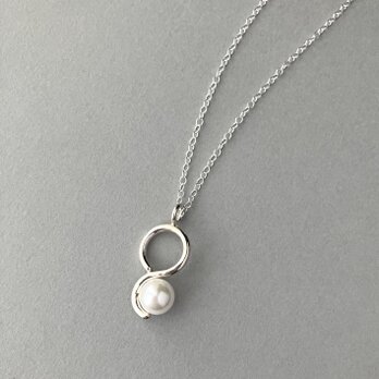 パールを包んだS字モチーフ　シルバー長めネックレス　シルバー925の画像