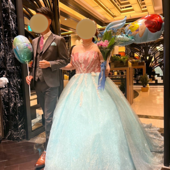 実例写真！華やか カラードレス ブルー ベアトップ キラキラチュール 3D立体レース刺繍 花嫁 プリンセスラインの画像