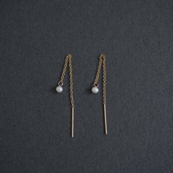 14kgf アメリカンチェーンピアス 小さな3mmの淡水パールが揺れる 華奢ピアスの画像