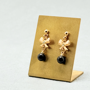 ラス1 5mm リボンと オニキス/黒瑪瑙  K18GP RHP 天然石ピアス - petit ribbonの画像