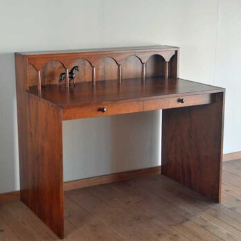 Desk with a corridor（回廊のある机）の画像