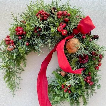 魔除けの馬蹄型リース　赤い実　クリスマスからお正月もの画像