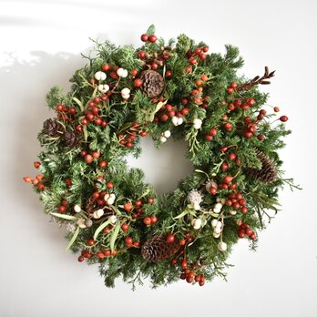 赤い実のクリスマスリースの画像
