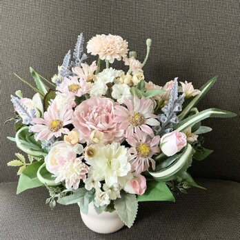 優しい色のフラワーアレンジメント（造花、インテリアフラワー、MLサイズ）