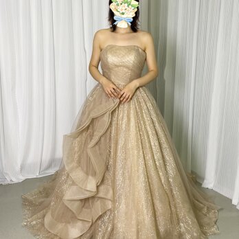 カラードレス 薄シャンパンの色 ベアトップ ラッフルフリル 編み上げ 抜群のおしゃれ見え 花嫁 前撮りの画像