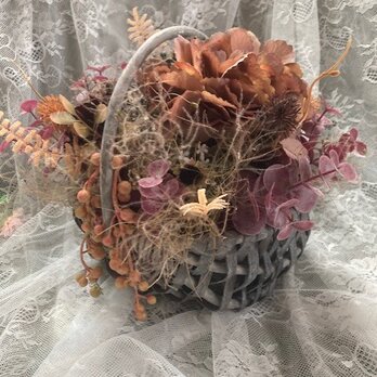 秋の野草を盛り込んだ籠アレンジの画像