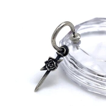 釘と薔薇 フープピアス/シルバー925 片耳用/セカンドピアス つけっぱなし/ゴシック パンクロックの画像