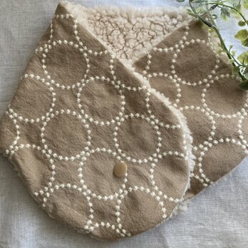 ハンドメイドネックウォーマー北欧リネンベージュサークル刺繍ファの画像