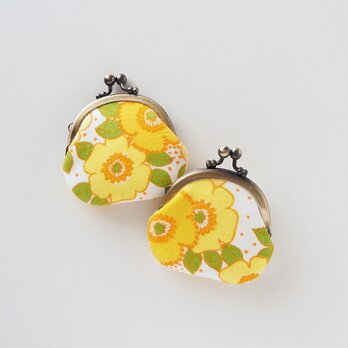 ■ヴィンテージファブリックの丸型がま口コインケース / 白地に黄色の花■ cloche(vf-wy)の画像