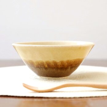 淡黄と黒茶のかけ分けボウルの画像