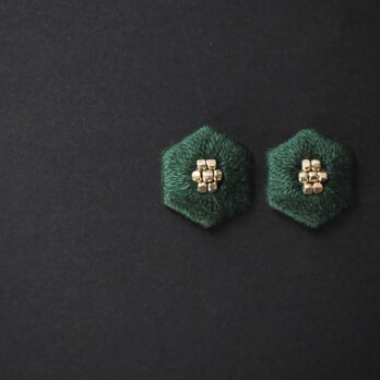 刺繍ピアス　秋冬　クリスマスカラー　グリーン　サージカルステンレスの画像