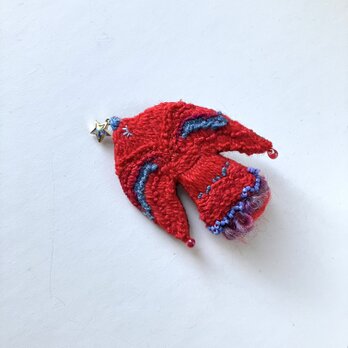 "冬の赤い星鳥" winter red star bird 星を見つけた冬の赤い鳥さん " 刺繍鳥ブローチ