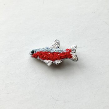 赤とブルーのコントラストがかわいい！水中をきらきらと泳ぐ熱帯魚"カージナルテトラ"刺繍ビーズブローチ
