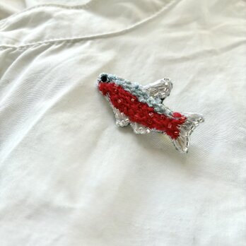 赤とブルーのコントラストがかわいい！水中をきらきらと泳ぐ熱帯魚"カージナルテトラ"刺繍ビーズブローチの画像