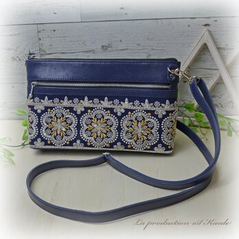 レザー：濃紺　インド刺繡のサコッシュの画像