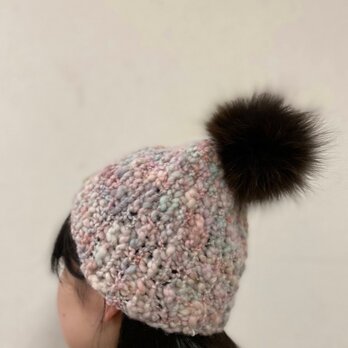 手編みニット帽・ファーポンポン付き手染めピンクの画像