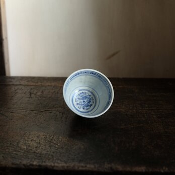 見込みに龍と宝珠◆シノワズリな雰囲気。中国景徳鎮　蛍焼染付猪口　湯呑み　茶杯　チャイナレトロの画像