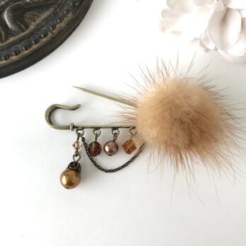 ミンク ファー の クラシカル カブトピン ブローチ ベージュ ブラウンの画像