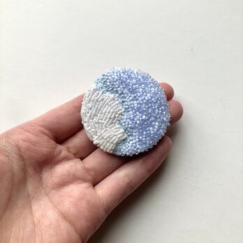 "winter blue" 冬のブルー/ホワイト　ビーズ刺繍ブローチの画像