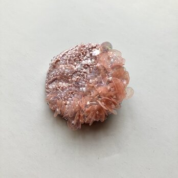 "winter coral pink " 冬にも優しい色合いコーラルピンク　スパンコール刺繍ブローチの画像