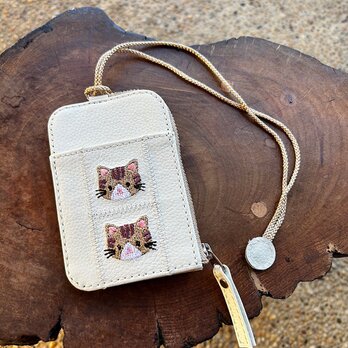 パスケース2枚用 小銭入れ付き（ホワイトの革に茶トラ猫の刺繡）03003-42の画像