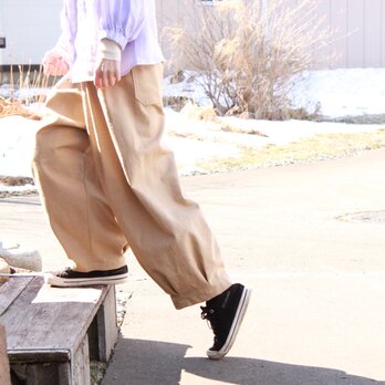 【低身長さんにオススメ丈】ベージュ　デニム　バルーンパンツ　ゆったり　ウエストゴム　フリーサイズ　タックパンツの画像